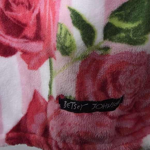 Betsey Johnson Rose Print Throw Blanket - Picture 2 of 7